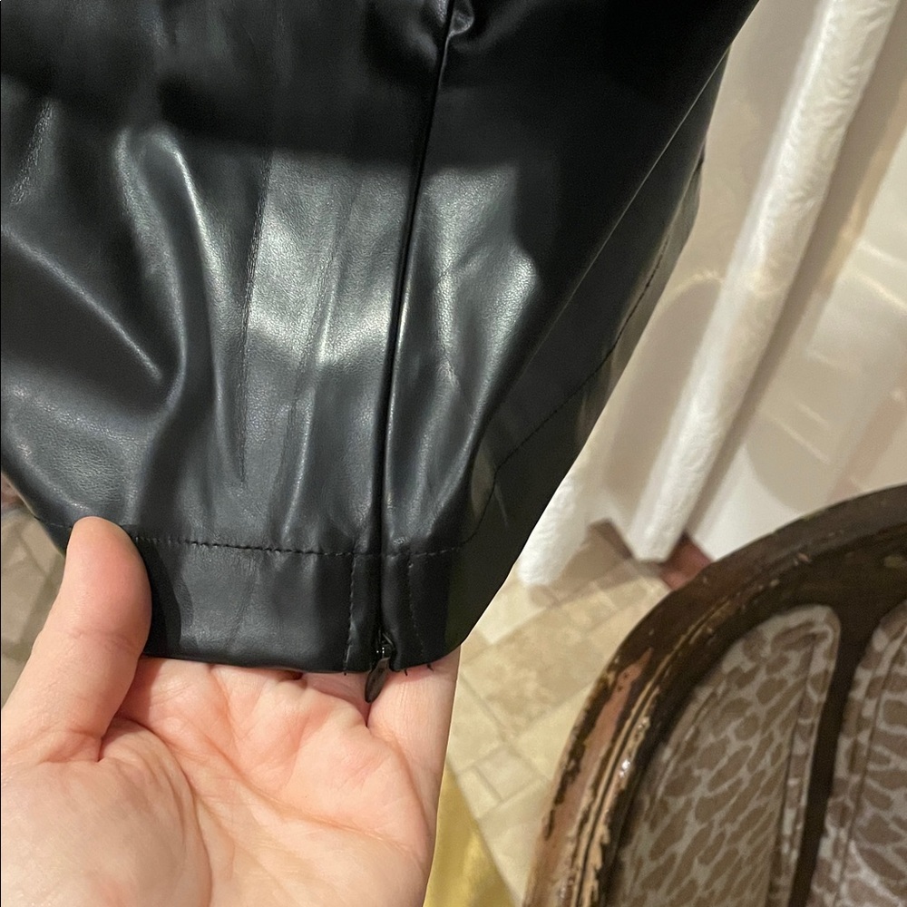 NWT Porridge Collin’s Anthropologie Black Faux Leather
Side Zip Top Large - Picture 5 of 7